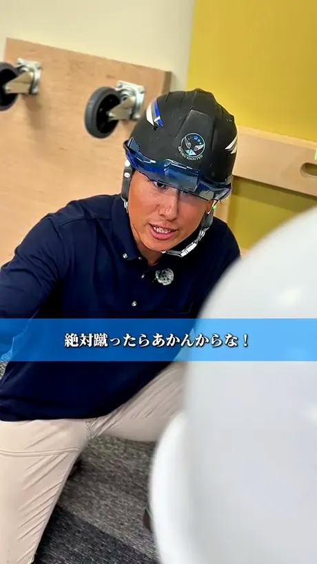 永福商店のTikTok動画。室内でヘルメットをかぶった作業員が話している場面